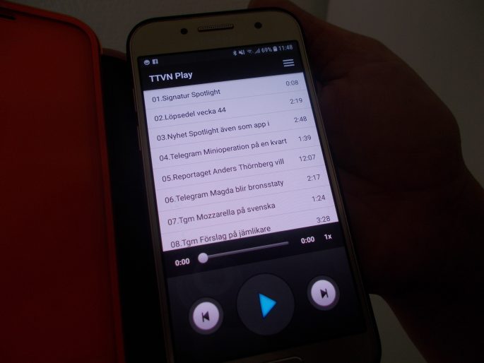 Startsidan på appen syns på displayen på mobiltelefonen