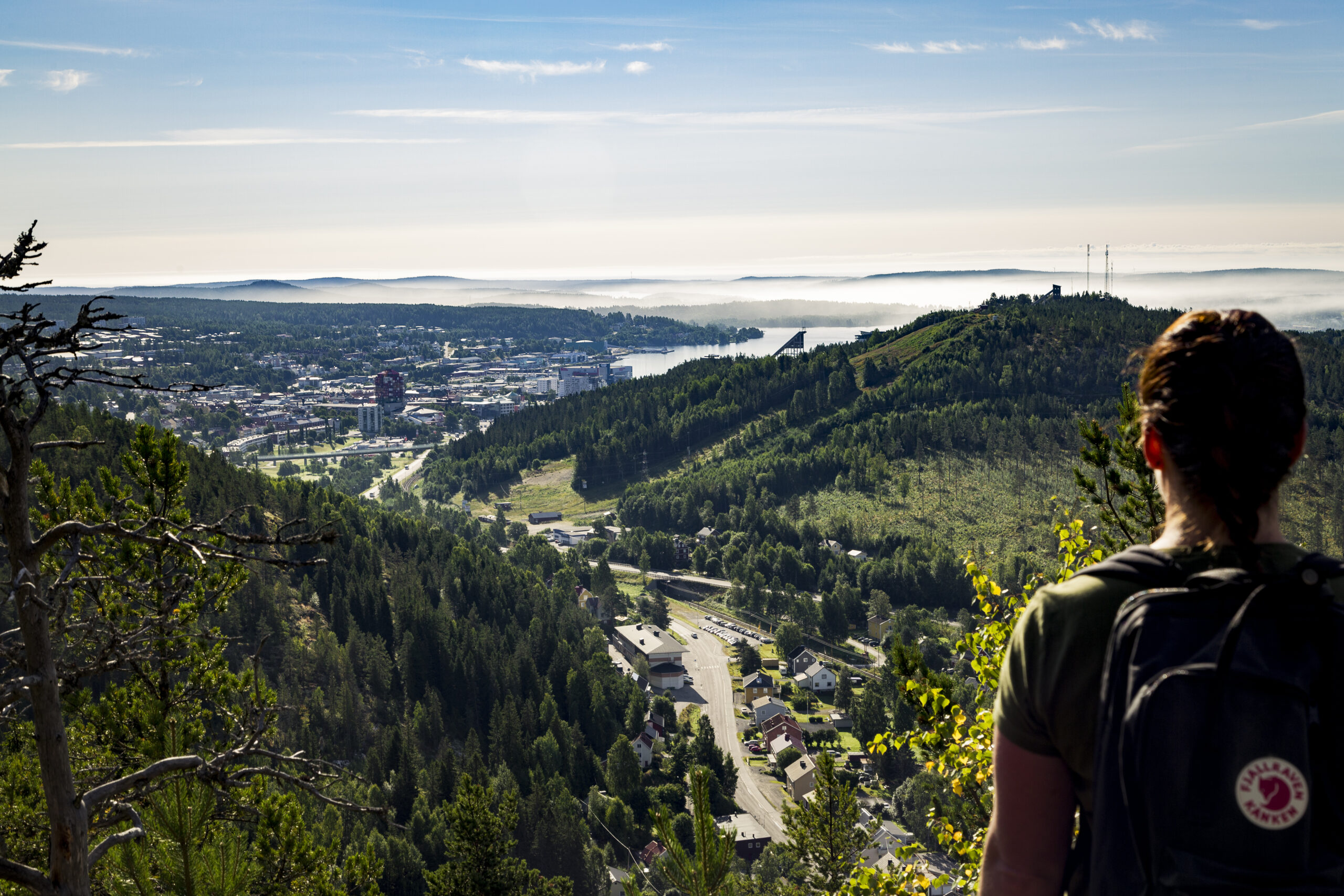 Vy över Örnsköldsviks stad från toppen av ett berg