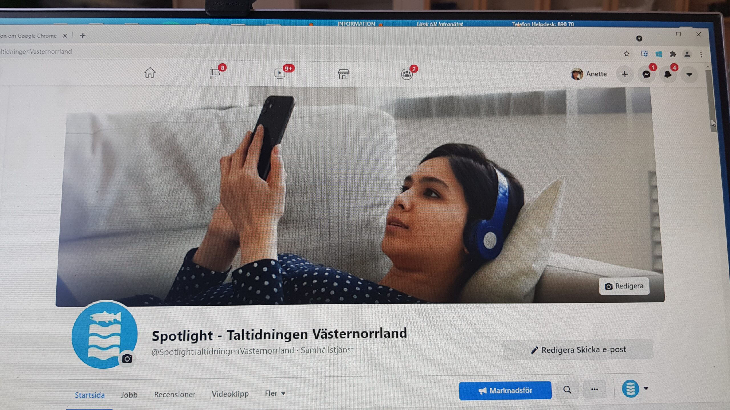 Frontbilden för Spotlight på Facebook. En ung kvinna ligger på en soffa med hörlurar kopplade till mobilen och lyssnar på Spotlight