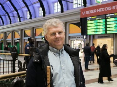 Niklas Matsson står på Centralen med sin vita käpp i ena handen