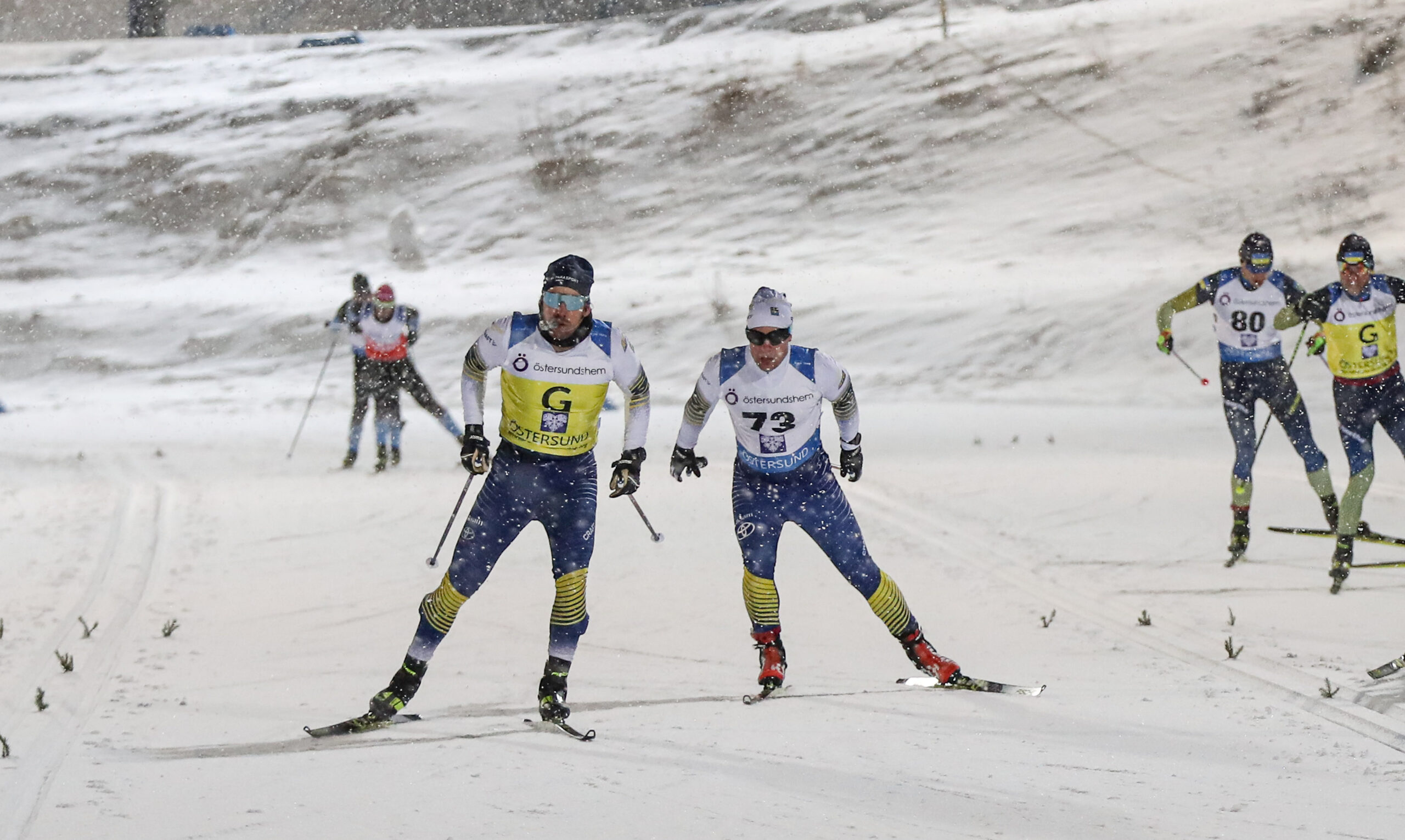 Zebastian och guiden sprintar mot mål i svenska landslagsdräkten