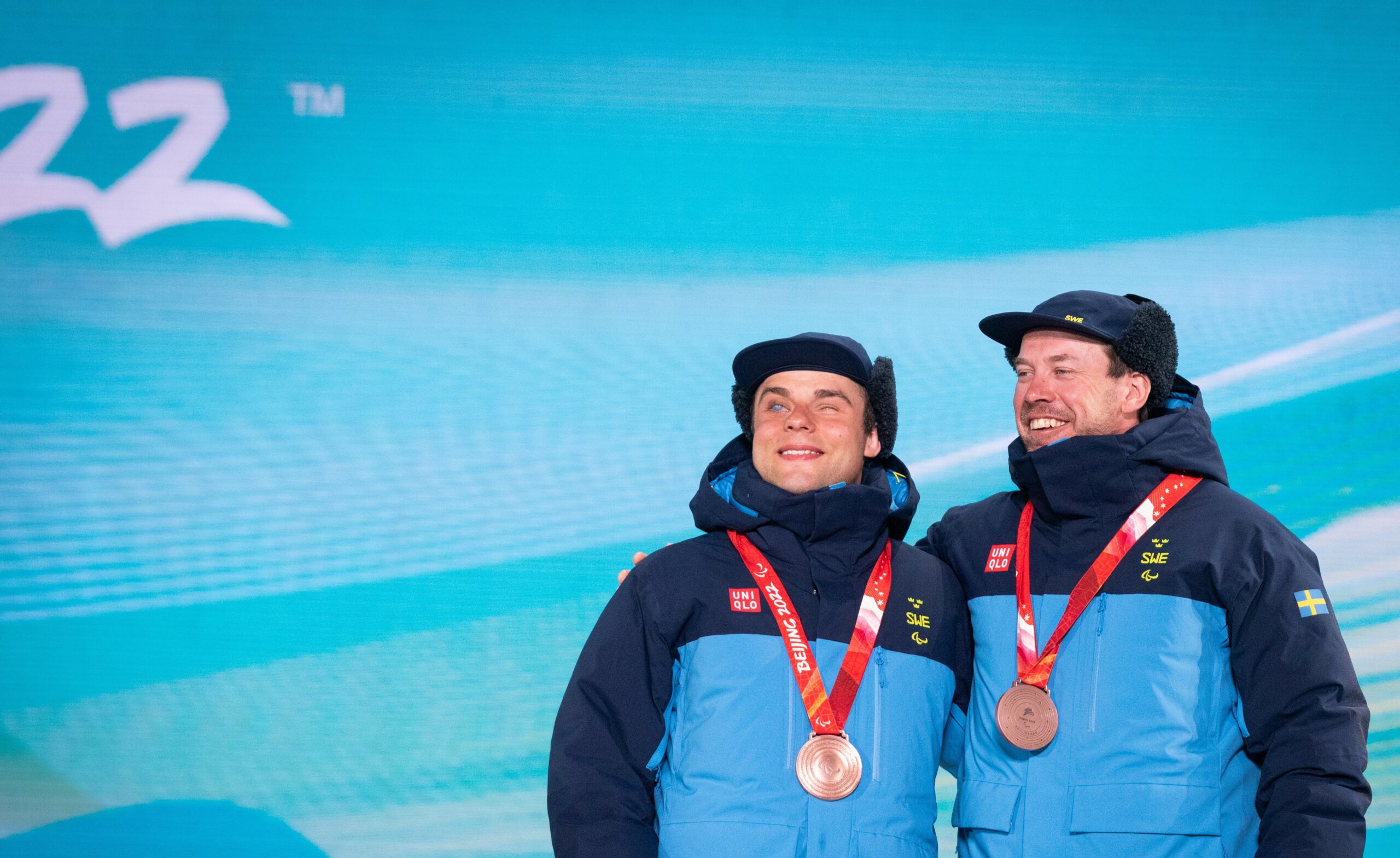 Zebbe och Emil i den blå svenska landslagsdräkten med silvermedaljen runt halsen