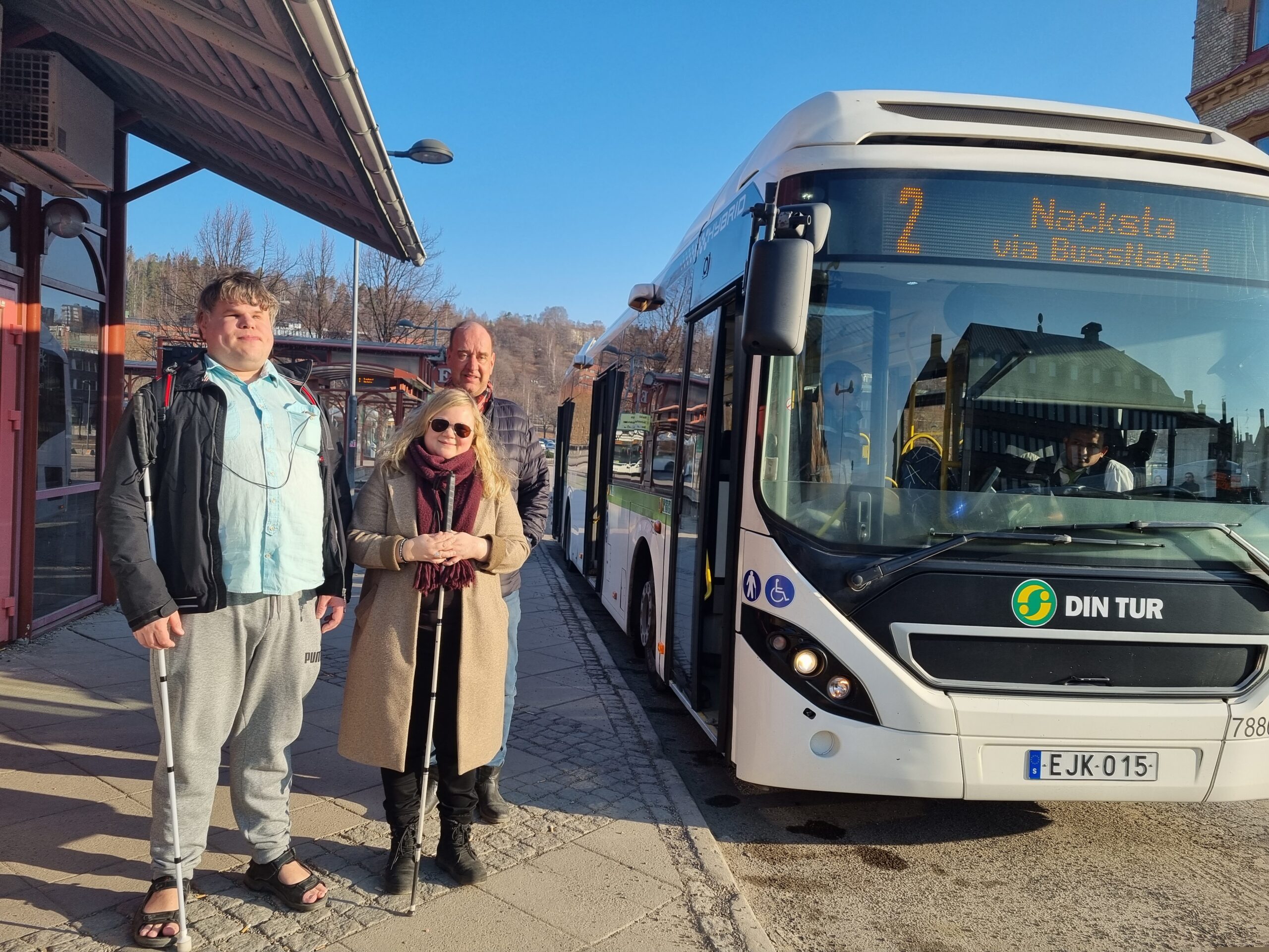 Peter, Frida och Örjan står bredvid buss 2 vid Navet i Sundsvall