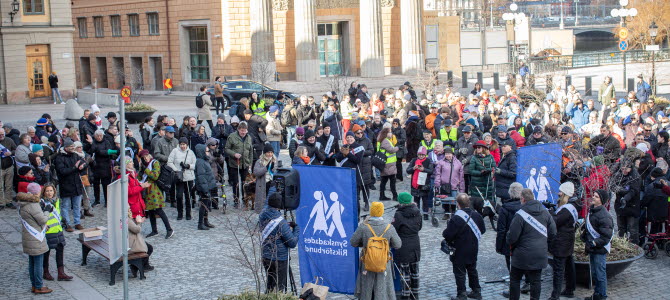 Mainfestation på Mynttorget med 200 personer