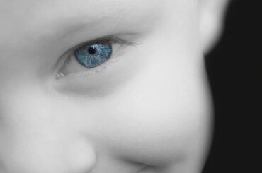 Ett blått öga på ett barn