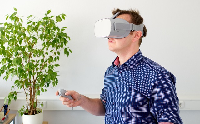 Person med VR-glasögon