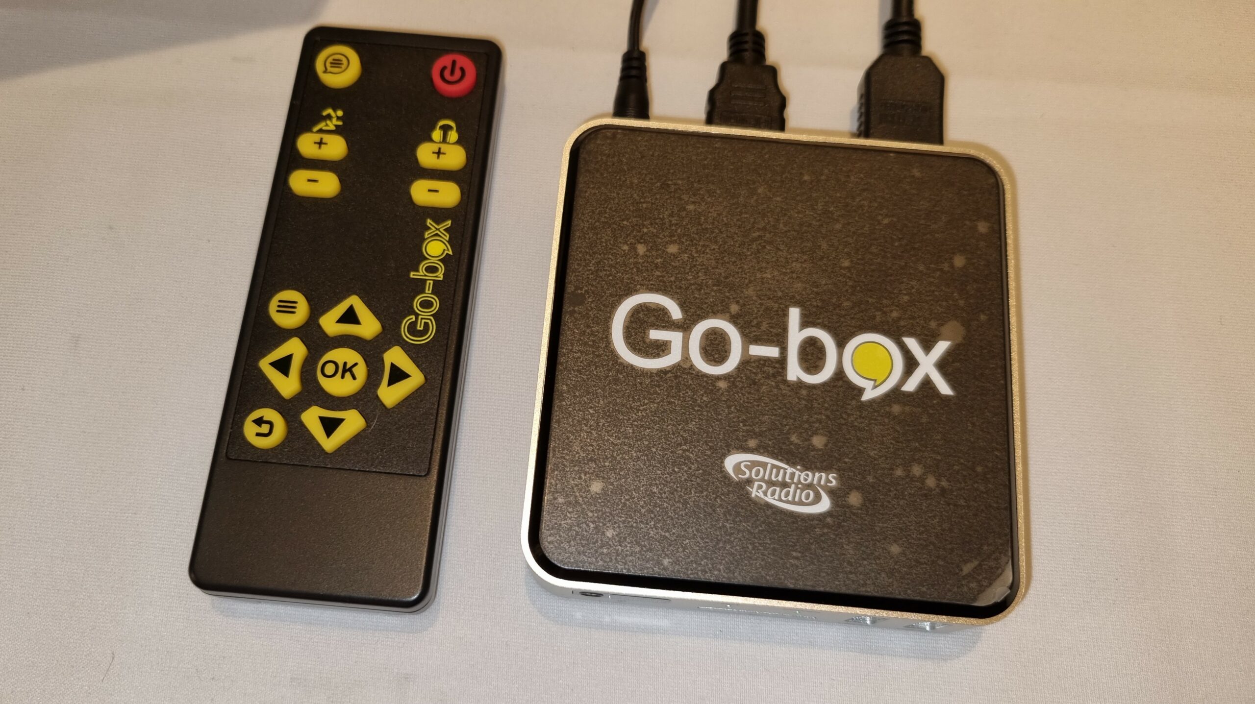 Go-box+ är en låda 25 cm i kvadrat. Intill ligger en tv-dosa