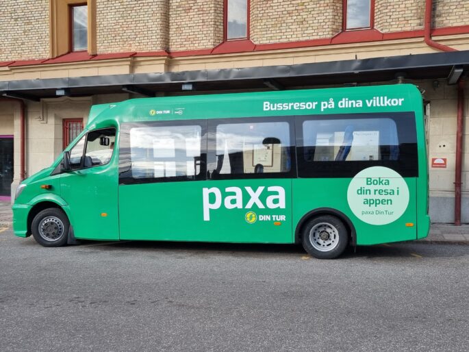 Paxabussen är grön och har 15 sittplatser. På bussens långsida står det paxa med vita bokstäver